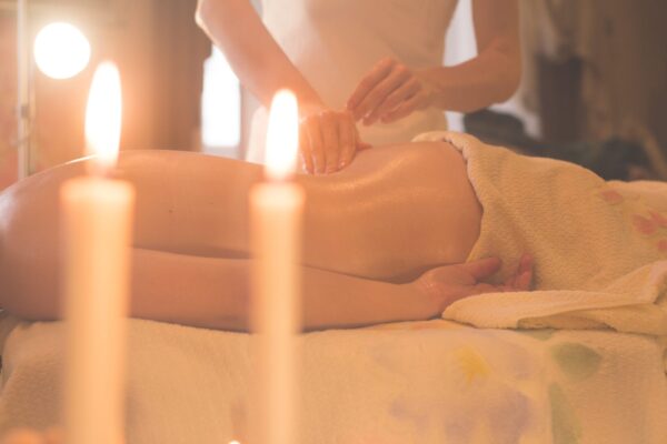 vecteezy_close-up-of-massage-process-woman-hands-do-massage-in-spa_7713794 vecteezy_close-up-of-massage-process-woman-hands-do-massage-in-spa_7713794